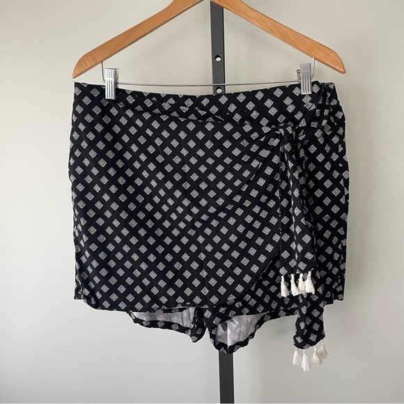 Torrid Challis High Rise Skort Printed Skirt With Shorts Front Tie Up Tassels - Picture 2 of 7